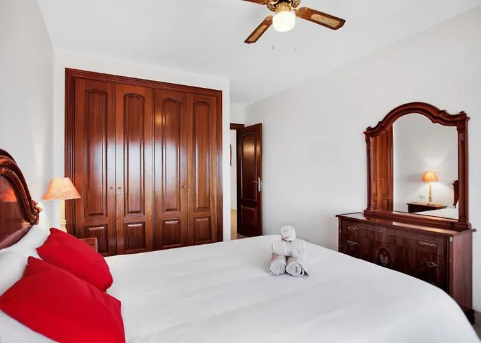 Premium Paradise - Balcony Sea & Pool Views - Rated Apartment